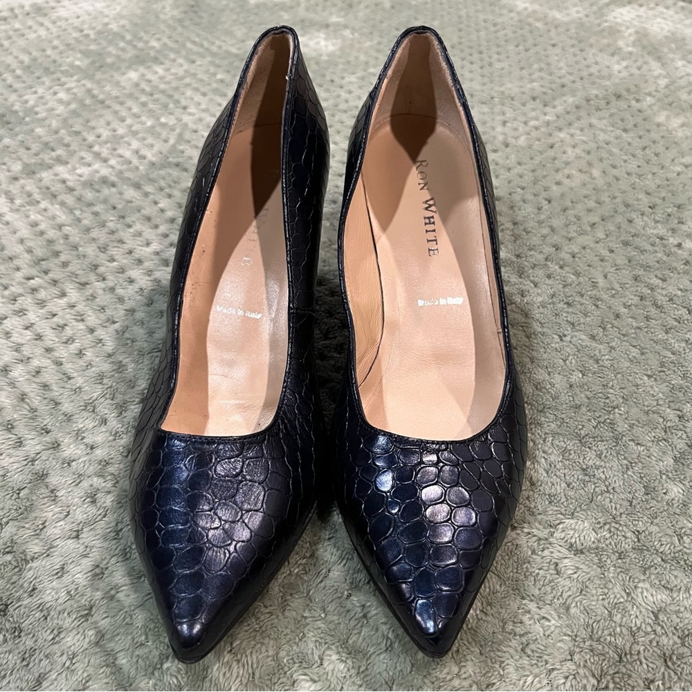 Ron white size 38 7.5 Women's Navy Croc-Embossed Pointed Toe Pumps 3” heel